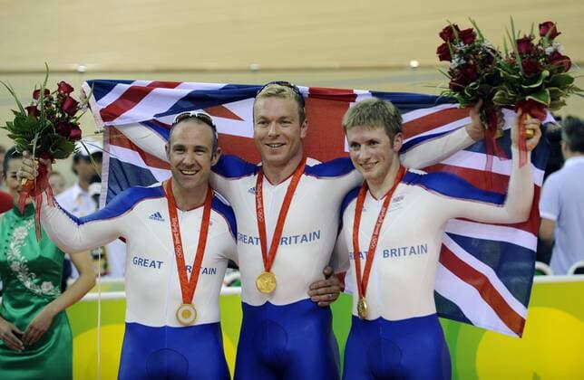Jamie Staff (li.), Chris Hoy (Mitte) und Jason Kenny (alle Großbritannien) - Olympiasieger 2008 im Teamsprint -  Radsport OS Sommer Herren Olympische Spiele Beijing 2008, Sommerspiele, Rad, Bahn, Halle, Indoor, Bahnrad, Bahnradsport Gruppe Beijing Freude,