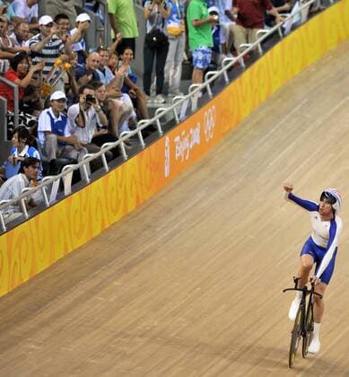 Bradley Wiggins (Großbritannien) jubelt -  Radsport OS Sommer Herren Olympische Spiele Beijing 2008, Sommerspiele, Rad, Bahn, Halle, Indoor, Bahnrad, Bahnradsport Totale Beijing Freude,
