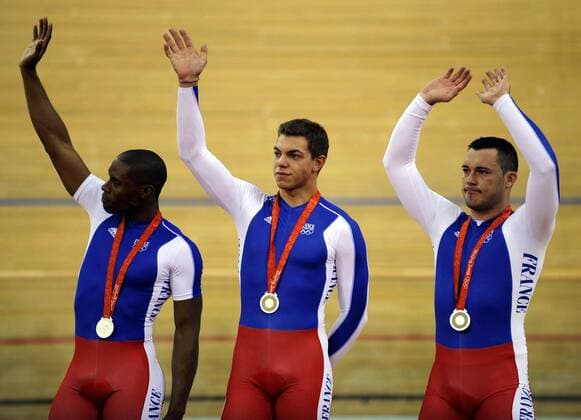 Frankreich - Olympia Zweiter 2008 im Teamsprint v.li.: Gregory Bauge, Kevin Sireau und Arnaud Tournant -  Radsport OS Sommer Herren Olympische Spiele Beijing 2008, Sommerspiele, Rad, Bahn, Halle, Indoor, Bahnrad, Bahnradsport, Gruppe o0 Silber Silbermedaille Medaille Beijing Freude,