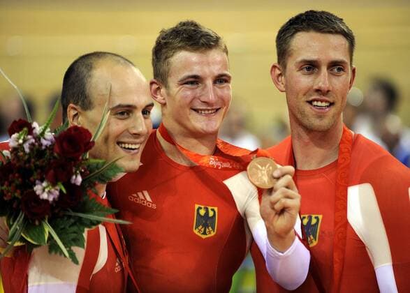 Deutschland - Olympia Dritter 2008 im Teamsprint v.li.: Maximilian Levy, Rene Enders und Stefan Nimke präsentieren ihre Bronzemedaille -  Radsport OS Sommer Herren Olympische Spiele Beijing 2008, Sommerspiele, Rad, Bahn, Halle, Indoor, Bahnrad, Bahnradsport, Gruppe Beijing Freude,