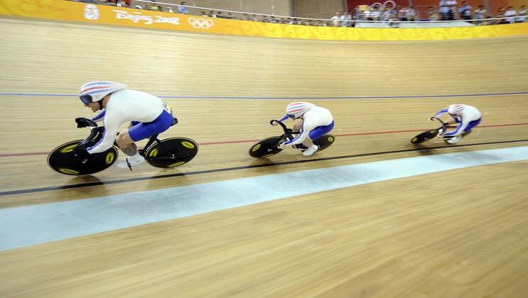 Teamsprint Großbritannien mit: Jason Kenny, Jamie Staff und Chris Hoy -  Radsport OS Sommer Herren Olympische Spiele Beijing 2008, Sommerspiele, Rad, Bahn, Halle, Indoor, Bahnrad, Bahnradsport, Gruppe Beijing Dynamik,