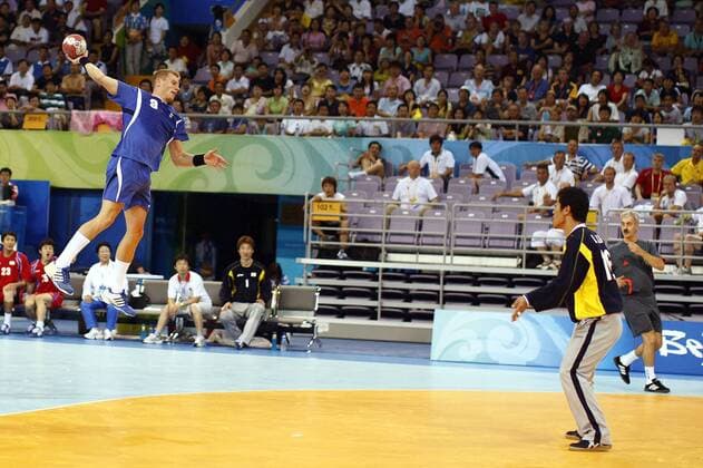 Gudjon Valur Sigurdsson (Island, li.) gegen Torwart Kang Il Koo (Südkorea) -  Handball OS Sommer Herren Olympische Spiele Peking 2008, Sommerspiele, Länderspiel, Nationalmannschaft, Nationaltrikot Gruppe Peking Dynamik,