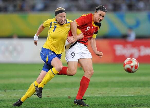 Birgit Prinz (Deutschland, re.) gegen Sara Larsson (Schweden) - Fußball OS Sommer Damen Olympische Sommerspiele Peking 2008, Spiele, Nationalmannschaft, Länderspiel, Nationaltrikot, Gruppe o0 Frauen Frauenfußball Shenyang Dynamik, Kampf,