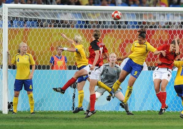 Kerstin Garefrekes (Deutschland, Mitte) trifft zum 1:0 - Fußball OS Sommer Damen Olympische Sommerspiele Peking 2008, Spiele, Nationalmannschaft, Länderspiel, Nationaltrikot, Gruppe o0 Frauen Frauenfußball Shenyang
