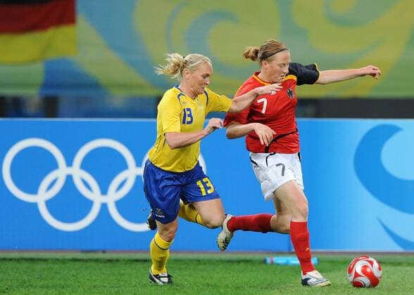 Melanie Behringer (Deutschland, re.) gegen Frida Östberg (Schweden) - Fußball OS Sommer Damen Olympische Sommerspiele Peking 2008, Spiele, Nationalmannschaft, Länderspiel, Nationaltrikot, Gruppe o0 Frauen Frauenfußball Shenyang Dynamik,