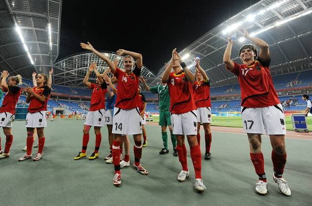 Schlussjubel Deutschland v.re.: Ariane Hingst, Babett Peter und Simone Laudehr - Fußball OS Sommer Damen Olympische Sommerspiele Peking 2008, Spiele, Nationalmannschaft, Länderspiel, Nationaltrikot, Gruppe o0 Frauen Frauenfußball Shenyang Freude,