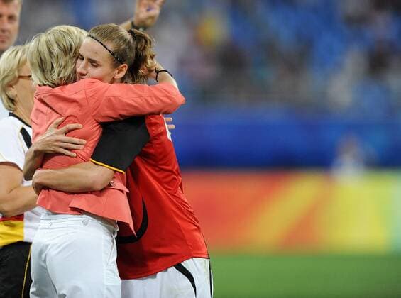 Simone Laudehr (re.) und Bundestrainerin Silvia Neid (beide Deutschland) - Torjubel - Fußball OS Sommer Damen Olympische Sommerspiele Peking 2008, Spiele, Nationalmannschaft, Länderspiel, Nationaltrikot, Gruppe o0 Frauen Frauenfußball Shenyang Freude,