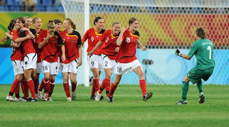 Torjubel Deutschland v.re.: Torfrau Nadine Angerer, Kerstin Garefrekes, Kerstin Stegemann, Birgit Prinz - Fußball OS Sommer Damen Olympische Sommerspiele Peking 2008, Spiele, Nationalmannschaft, Länderspiel, Nationaltrikot, Totale o0 Frauen Frauenfußball Shenyang Freude,
