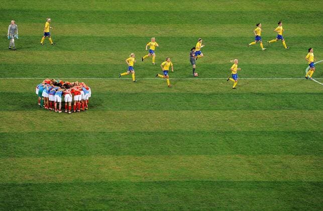 Deutsche Spielerinnen schwören sich im Mannschaftskreis ein - Fußball OS Sommer Damen Olympische Spiele 2008, Sommerspiele, Länderspiel, Nationalteam, Nationaltrikot, , Peking Totale Shenyang Kameradschaft,
