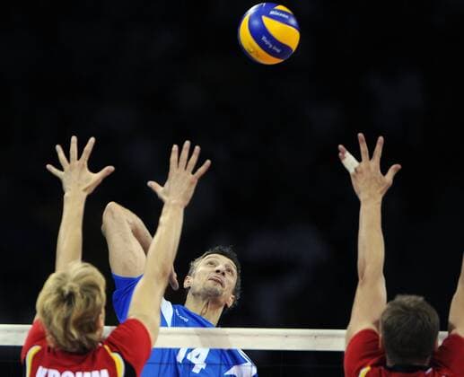 Ivan Miljkovic (Serbien, Mitte) im Duell -  Volleyball OS Sommer Herren Olympische Spiele Beijing 2008, Sommerspiele, Länderspiel, Nationalteam, Nationaltrikot, Gruppe Beijing Dynamik,