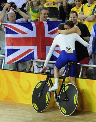 Bradley Wiggins (Großbritannien) jubelt mit Anhang über seinen Olympiasieg 2008 in der Verfolgung -  Radsport OS Sommer Herren Olympische Spiele 2008, Sommerspiele, Rad, Bahn, Halle, Indoor, Bahnrad, Bahnradsport Gruppe Peking Glück, Freude,