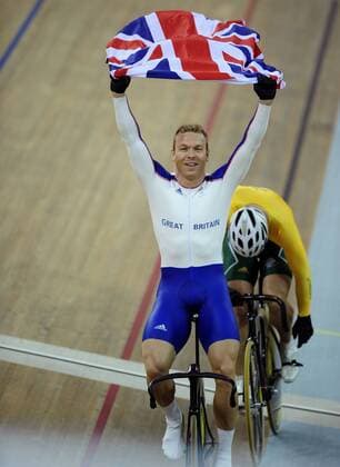 Chris Hoy (Großbritannien) jubelt über seinen Olympiasieg 2008 im Keirin -  Radsport OS Sommer Herren Olympische Spiele 2008, Sommerspiele, Rad, Bahn, Halle, Indoor, Bahnrad, Bahnradsport Einzelbild Peking Freude,