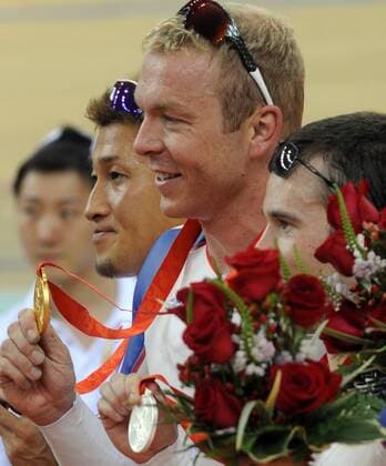 Siegerehrung Keirin Olympische Spiele 2008 in Peking: Olympiasieger Chris Hoy (Mitte) zwischen Ross Edgar (re., beide Großbritannien) und Kiyofumi Nagai (Japan) -  Radsport OS Sommer Herren Olympische Spiele 2008, Sommerspiele, Rad, Bahn, Halle, Indoor, Bahnrad, Bahnradsport Gruppe Peking Freude,