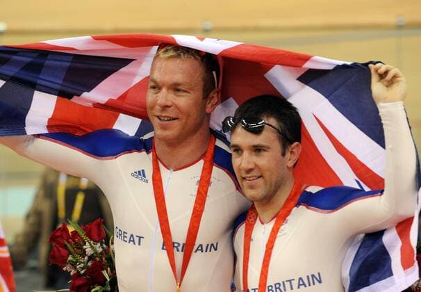 Siegerehrung Keirin Olympische Spiele 2008 in Peking: Olympiasieger Chris Hoy (li.) und der 2. Ross Edgar (beide Großbritannien) -  Radsport OS Sommer Herren Olympische Spiele 2008, Sommerspiele, Rad, Bahn, Halle, Indoor, Bahnrad, Bahnradsport Gruppe Peking Freude,