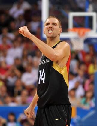 Dirk Nowitzki (Deutschland) jubelt Basketball OS Sommer Herren Olympische Spiele Peking 2008, Sommerspiele, Länderspiel, Nationalmannschaft, Nationaltrikot Einzelbild Peking Freude, Überlegenheit,