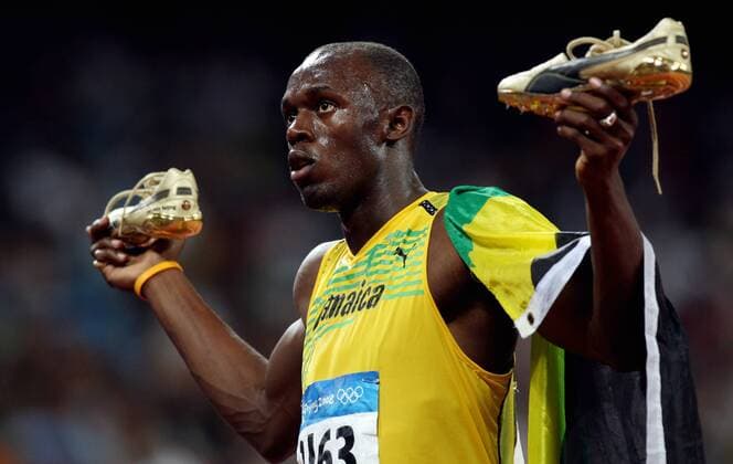 Usain Bolt (Jamaika), Olympiasieger 2008 über 100m, jubelt mit seinen goldenen Schuhen und der Nationalfahne Leichtathletik OS Sommer Herren Olympische Spiele Peking 2008, Sommerspiele, Nationaltrikot, 100m Einzelbild Peking Freude,