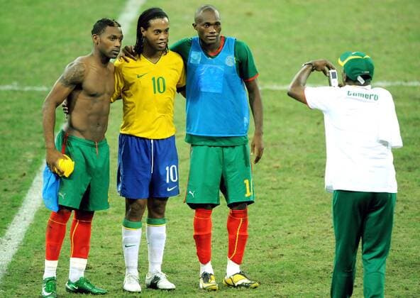 Ronaldinho (Brasilien, Mitte) posiert für ein Erinnerungsfoto mit kamerunischen Nationalspielern -  Fußball OS Sommer Herren Olympische Spiele 2008, Sommerspiele Peking, Nationalmannschaft, Nationaltrikot Länderspiel Gruppe Shenyang