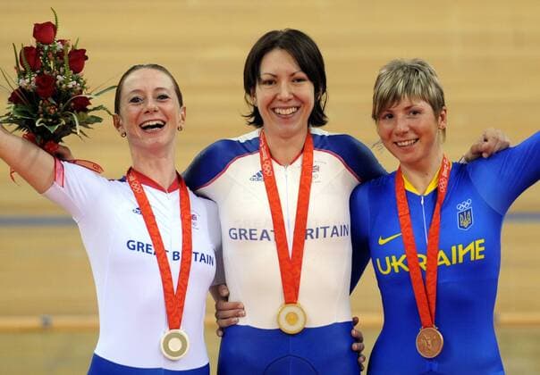 Olympiasiegerin Rebecca Romero (Mitte), die zweitplatzierte Wendy Houvenaghel (li., beide Großbritannien) und die drittplatzierte Lesya Kalitovska (Ukraine) - Siegerehrung Einzelverfolgung -  Radsport OS Sommer Damen Olympische Spiele Peking 2008, Sommerspiele, Nationaltrikot Bahnrad Bahn Bahnradsport Halle Indoor Gruppe Peking