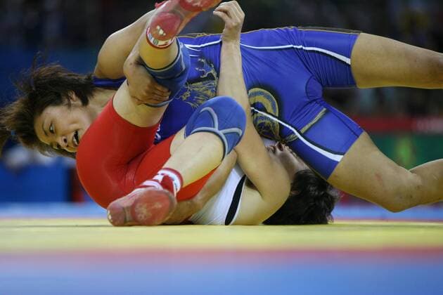 Kaori Icho (Japan, obenauf) gegen Alena Kartashova (Russland) -  Ringen OS Sommer Damen Olympische Spiele Peking 2008, Sommerspiele, Klasse bis 63kg Freistil Gruppe o0 Nationaltrikot, Peking