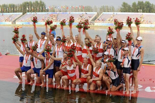 Siegerehrung Achter Olympische Spiele 2008: Olympiasieger Kanada (Mitte) zwischen Großbritannien (li.) und den USA Rudern OS Sommer Herren Olympische Spiele 2008, Sommerspiele, Nationaltrikot Totale Peking Freude,