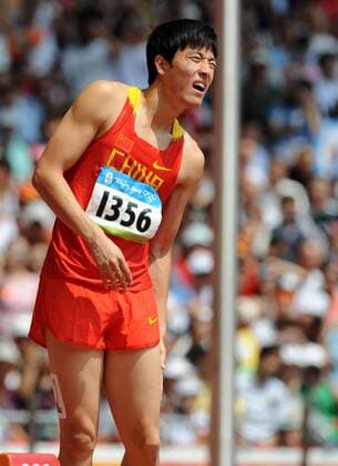 Liu Xiang (China) verletzt -  Leichtathletik OS Sommer Herren Olympische Spiele 2008, Sommerspiele, 110m Hürden Einzelbild Peking