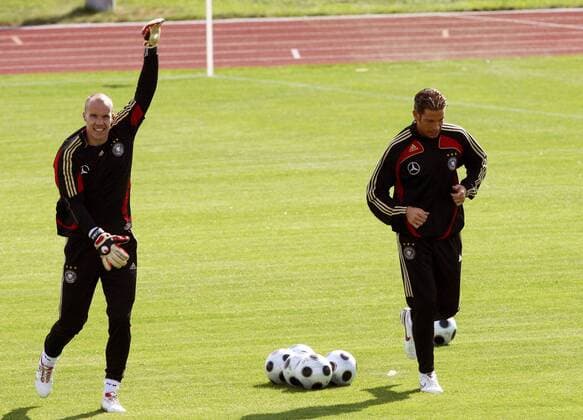 Torwart Robert Enke (li.) und Torwartkollege Tim Wiese (beide Deutschland) machen sich warm Fußball Herren Nationalteam 2008, Training Gruppe Herzogenaurach