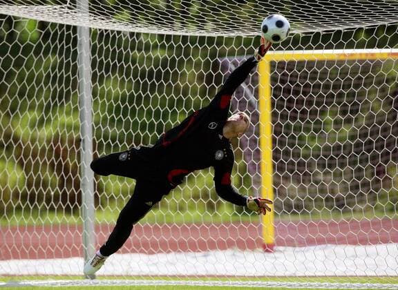 Torwart Robert Enke (Deutschland) am Ball Fußball Herren Nationalteam 2008, Training Einzelbild Herzogenaurach