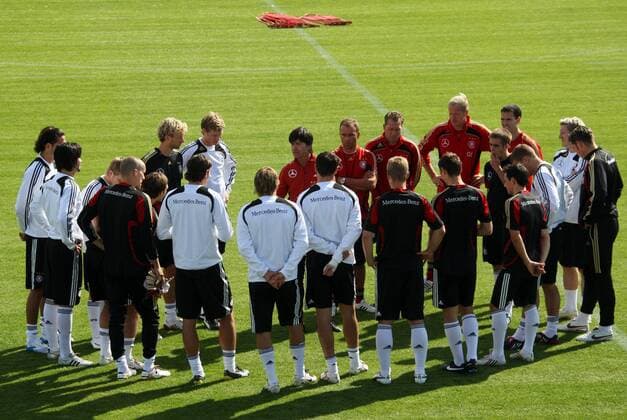 Bundestrainer Joachim Löw (Deutschland) führt die Mannschaftsbesprechung Fußball Herren Nationalteam 2008, Training Totale Herzogenaurach