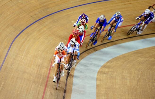 Marianne Vos (Niederlande) führt das Feld an -  Radsport OS Sommer Damen Olympische Spiele 2008, Sommerspiele, Rad, Bahn, Halle, Indoor, Bahnrad, Bahnradsport, Punkte Totale Peking