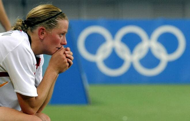 Kerstin Stegemann (Deutschland) enttäuscht nach dem Ausscheiden bei den Olympischen Spielen 2008 - Fußball OS Sommer Damen Olympische Spiele 2008, Sommerspiele, Peking, Frauen, Frauenfußball, Länderspiel, Nationalteam, Einzelbild Shanghai Enttäuschung, Nachdenklichkeit,