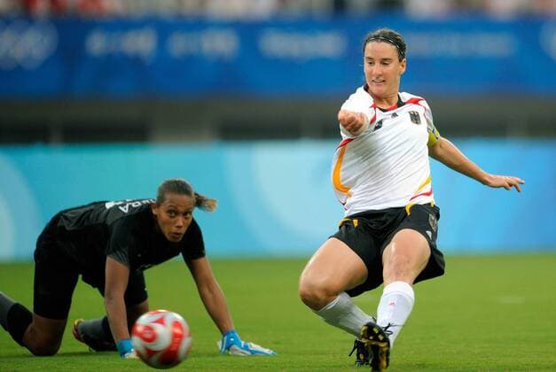Birgit Prinz (Deutschland) erzielt das 1:0 gegen Torfrau Barbara (Brasilien) - Fußball OS Sommer Damen Olympische Spiele 2008, Sommerspiele, Peking, Frauen, Frauenfußball, Länderspiel, Nationalteam, Gruppe Shanghai Dynamik,