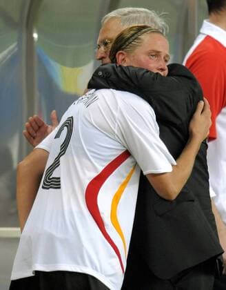 Kerstin Stegemann wird von DFB Präsident Dr. Theo Zwanziger (beide Deutschland) getröstet - Fußball OS Sommer Damen Olympische Spiele 2008, Sommerspiele, Peking, Frauen, Frauenfußball, Länderspiel, Nationalteam, Gruppe Shanghai Enttäuschung,