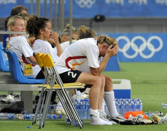 Kerstin Stegemann (re.) und Fatmire Bajramaj (beide Deutschland) enttäuscht auf der Bank - Fußball OS Sommer Damen Olympische Spiele 2008, Sommerspiele, Peking, Frauen, Frauenfußball, Länderspiel, Nationalteam, Gruppe Shanghai Enttäuschung,