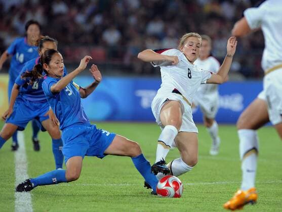 Amy Rodriguez (USA, re.) gegen Hiromi Ikeda (Japan) - Fußball OS Sommer Damen Olympische Spiele 2008, Sommerspiele, Länderspiel, Nationalteam, Nationaltrikot, Frauen Gruppe Peking Dynamik, Höhe,