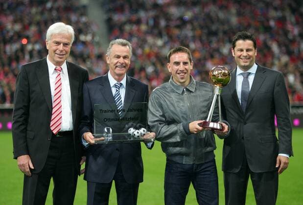 Franck Ribery (Bayern, 2.v.re.) mit dem Pokal für den Spieler und Ottmar Hitzfeld (Nationaltrainer Schweiz, 2.v.li.) mit dem für den Trainer des Jahres 2008, verliehen durch kicker Chefredakteur Rainer Holzschuh (li.) und DFL Geschäftsführer ... Fußball 1. BL Herren Saison 2008 2009, FC Bayern München, Nationalteam Gruppe München Freude,