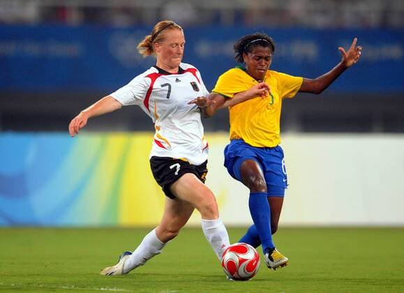 Melanie Behringer (Deutschland, li.) gegen Ester (Brasilien) - Fußball OS Sommer Damen Olympische Spiele 2008, Sommerspiele, Peking, Frauen, Frauenfußball, Länderspiel, Nationalteam, Gruppe Shanghai Dynamik,