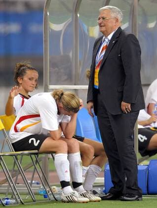Kerstin Stegemann (Mitte), Fatmire Bajramaj und DFB Präsident Dr. Theo Zwanziger (alle Deutschland) enttäuscht - Fußball OS Sommer Damen Olympische Spiele 2008, Sommerspiele, Peking, Frauen, Frauenfußball, Länderspiel, Nationalteam, Gruppe Shanghai Enttäuschung,