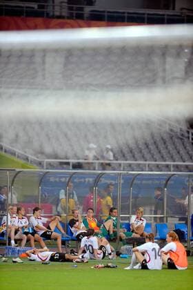 Deutsche Nationalmannschaft enttäuscht nach dem Halbfinalaus bei den Olympischen Spielen 2008 - Fußball OS Sommer Damen Olympische Spiele 2008, Sommerspiele, Peking, Frauen, Frauenfußball, Länderspiel, Nationalteam, Totale Shanghai Enttäuschung,