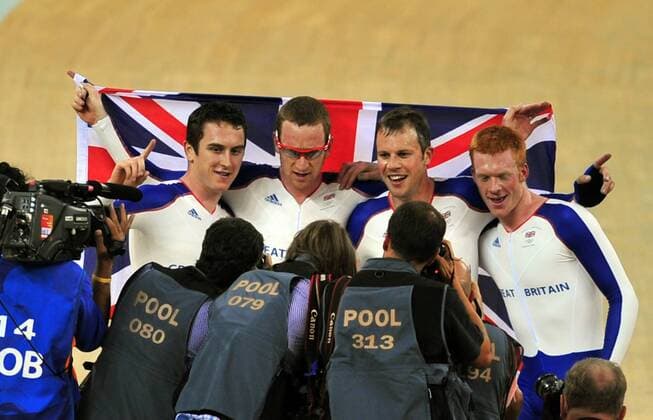 Großbritannien ist Olympiasieger in der Teamverfolgung 2008, v.li.: Geraint Thomas, Bradley Wiggins, Paul Manning und Ed Clancy - Radsport OS Sommer Herren Olympische Spiele 2008, Sommerspiele, Rad, Bahn, Halle, Indoor, Bahnrad, Bahnradsport Nationaltrikot Gruppe Peking Freude,