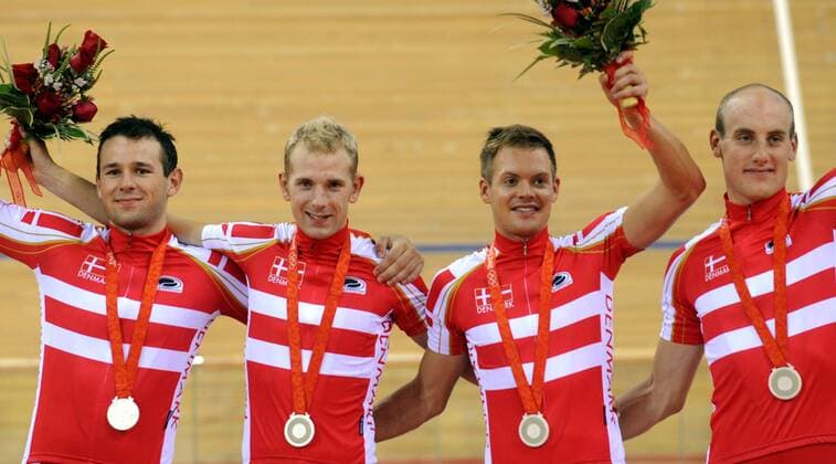 Dänemark gewinnt Silber in der Teamverfolgung, v.li.: Alex Nicki Rasmussen, Michael Mörköv, Jens Erik Madsen und Casper Jörgensen - Radsport OS Sommer Herren Olympische Spiele 2008, Sommerspiele, Rad, Bahn, Halle, Indoor, Bahnrad, Bahnradsport Nationaltrikot Gruppe Peking Freude,