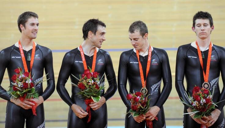 Neuseeland gewinnt Bronze in der Teamverfolgung, v.li.: Sam Bewley, Hayden Roulston, Marc Ryan und Jesse Sergent - Radsport OS Sommer Herren Olympische Spiele 2008, Sommerspiele, Rad, Bahn, Halle, Indoor, Bahnrad, Bahnradsport Nationaltrikot Gruppe Peking Freude,