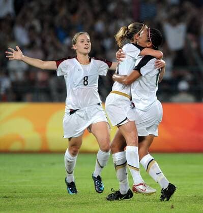 Angela Hucles (re.), Lindsey Tarpley (Mitte) und Amy Rodriguez (alle USA) - Torjubel - Fußball OS Sommer Damen Olympische Sommerspiele Peking 2008, Spiele, Länderspiel, Nationalmannschaft, Nationaltrikot Gruppe Peking Freude,