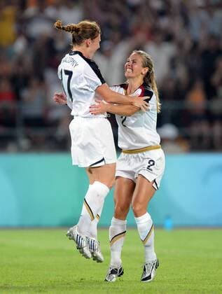 Lori Chalupny (li.) und Heather Mitts (beide USA) - Torjubel - Fußball OS Sommer Damen Olympische Sommerspiele Peking 2008, Spiele, Länderspiel, Nationalmannschaft, Nationaltrikot Gruppe Peking Freude,
