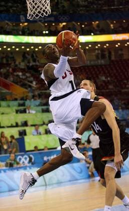 Kobe Bryant (USA, vorn) gegen Nowitzki (Deutschland) -  Basketball OS Sommer Herren Olympische Spiele Peking 2008, Sommerspiele, Länderspiel, Nationalmannschaft, Nationaltrikot Gruppe Peking Dynamik,