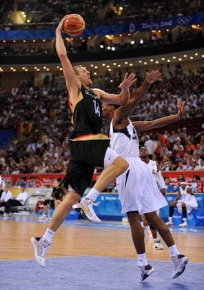 Dirk Nowitzki (Deutschland, li.) gegen Chris Bosh (USA) Basketball OS Sommer Herren Olympische Spiele 2008, Sommerspiele Nationalmannschaft, Nationaltrikot Länderspiel Gruppe Peking Dynamik,