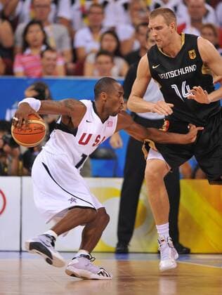 Kobe Bryant (USA, li.) gegen Dirk Nowitzki (Deutschland) Basketball OS Sommer Herren Olympische Spiele 2008, Sommerspiele Nationalmannschaft, Nationaltrikot Länderspiel Gruppe Peking Dynamik,