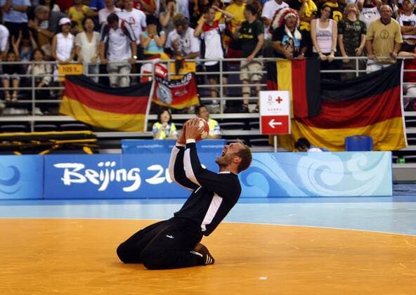 Torwart Kasper Hvidt (Dänemark) jubelt -  Handball OS Sommer Herren Olympische Sommerspiele Peking 2008, Spiele, Nationalmannschaft, Länderspiel, Nationaltrikot Einzelbild Peking Freude,
