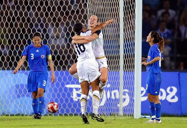 Lindsay Tarpley (2. v. re.) und Angela Hucles (2. v. li., beide USA) - Torjubel, dahinter: Hiromi Ikeda (li.) und Homare Sawa (beide Japan) enttäuscht -  Fußball OS Sommer Damen Olympische Spiele Peking 2008, Sommerspiele, Länderspiel, Nationalmannschaft, Nationaltrikot Gruppe Peking Freude,
