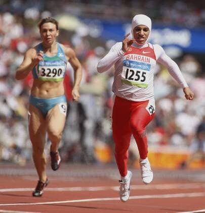 Roqaya Al Gassra (Bahrain, re.) und Guzel Khubbieva (Usbekistan) -  (OLY20080819903) Leichtathletik OS Sommer Damen Olympische Spiele 2008, Nationaltrikot, 200m Gruppe Peking Dynamik,