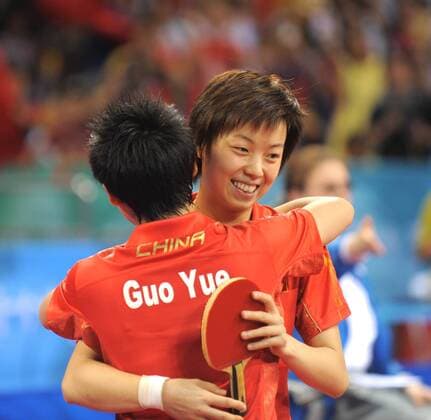 Zhang Yining (hi.) und Guo Yue (beide China) jubeln über den Olympiasieg 2008 im Tischtennis mit Team China -  Tischtennis OS Sommer Damen Olympische Spiele 2008, Sommerspiele, Teamwertung, Teamwettbewerb, Nationaltrikot Gruppe Peking Freude,